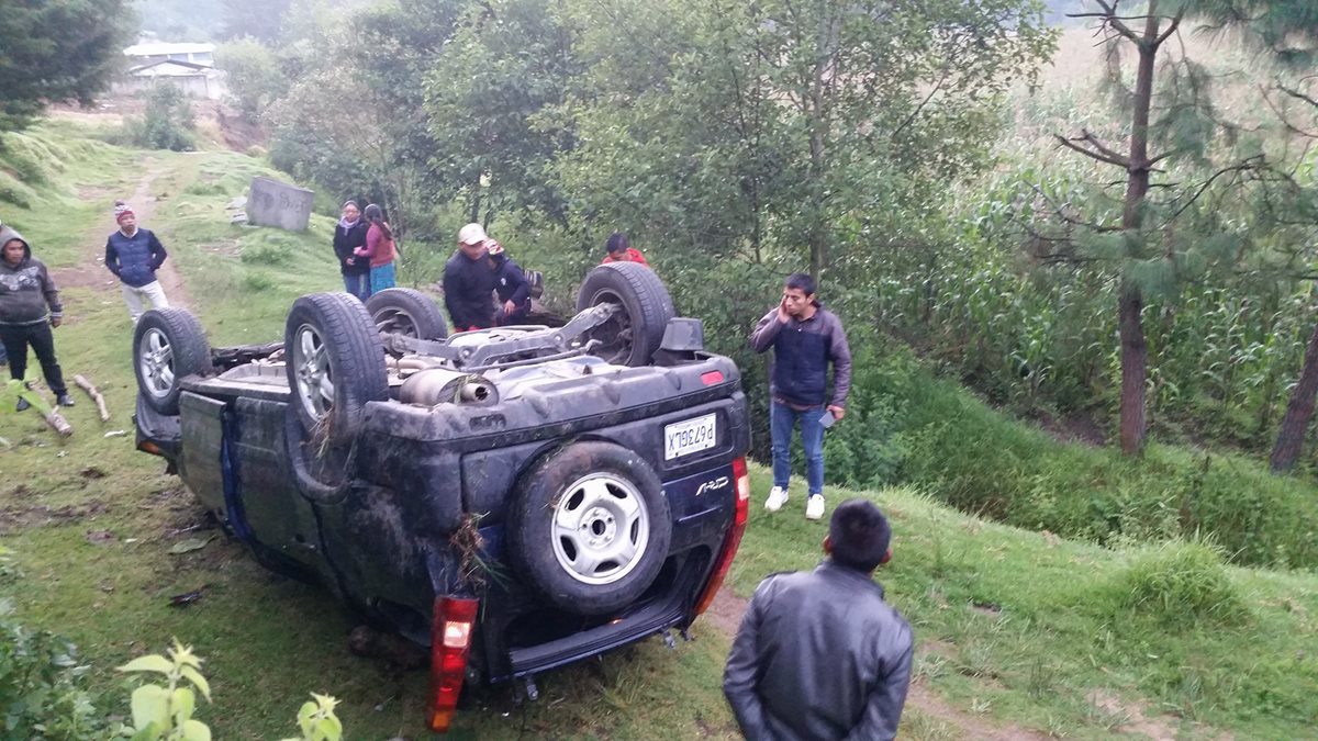 Vehículo accidentado en el km 145.5, en Santa Lucía Utatlán. (Foto Prensa Libre: Ángel Julajuj).