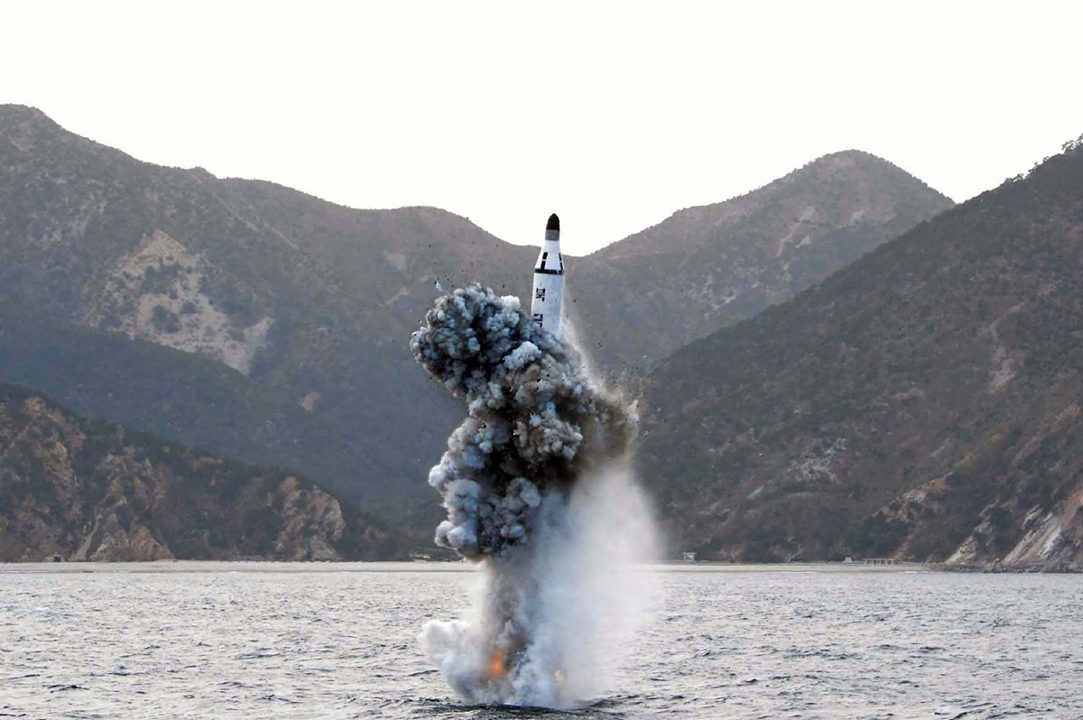 La agencia oficial coreana de noticias Corea Central (KCNA), muestra el fuego submarino de un misil balístico en ubicación no revelada. (Foto Prensa Libre: AFP).