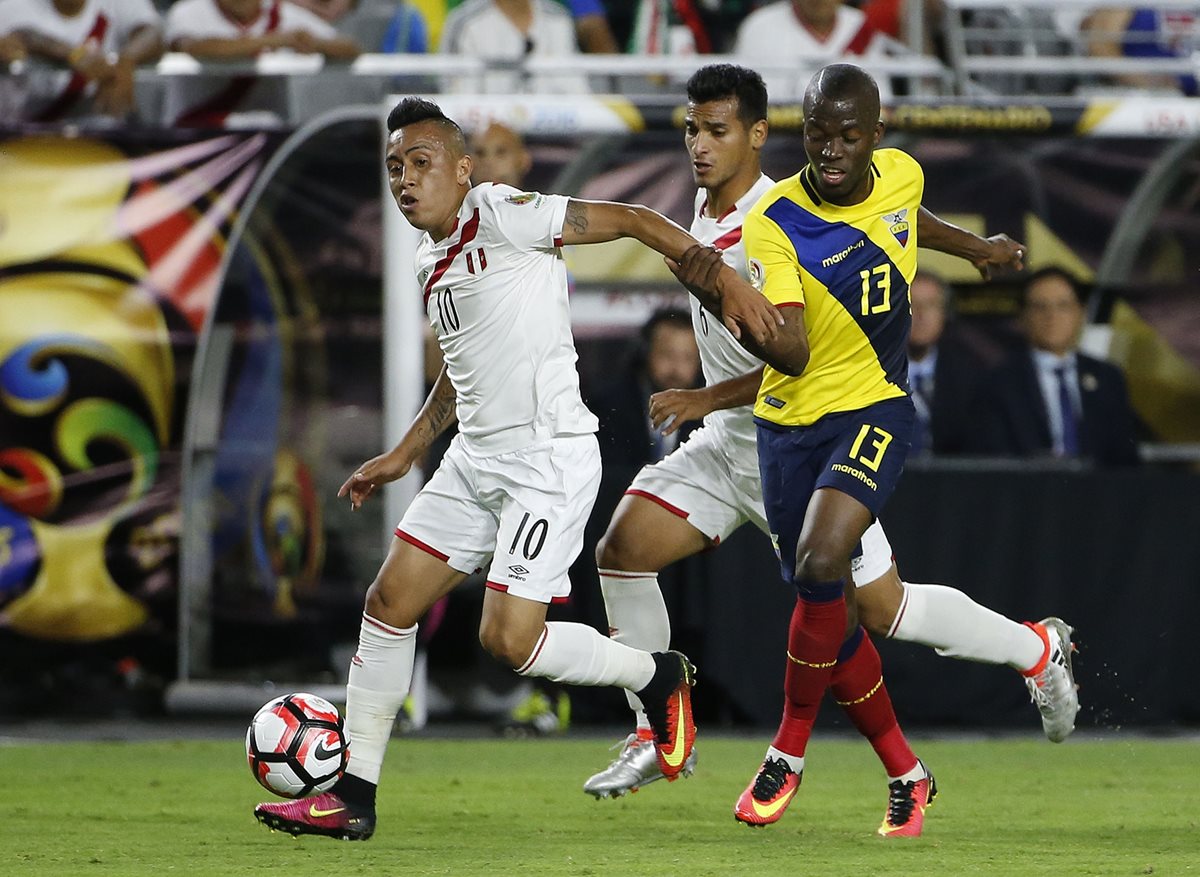 Christian Cueva y Enner Valencia pelean por el balón durante el juego. Ambos anotaron para sus selecciones. (Foto Prensa Libre: AFP)