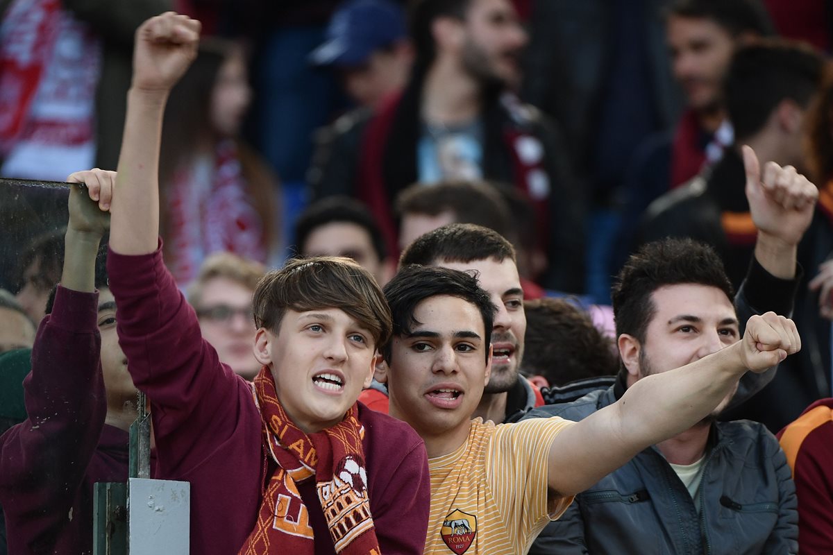 Los seguidores de la Roma alentaron a su equipo durante todo el partido.
