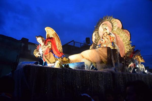 El amancer se encuentra con la procesión de la Aurora del Rosario. (Foto Prensa Libre: William Santos)