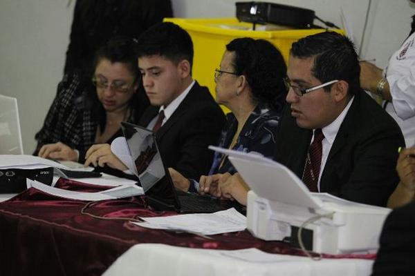 Delegados del Cang durante el conteo de votos en el Parque de la Industria. (Foto Prensa Libre: Rodrigo Méndez)<br _mce_bogus="1"/>