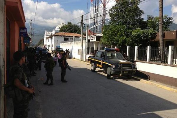 Los allanamientos se llevaron a cabo en diferentes lugares de Rabinal (Foto Prensa Libre: Carlos Grave)<br _mce_bogus="1"/>