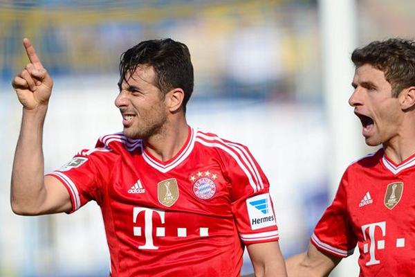 Pizarro celebra el gol que abrió el marcador. (Foto Prensa Libre: EFE)