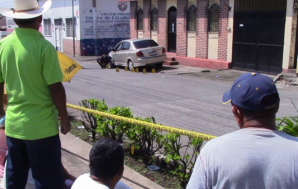 Ataque se perpetró cuando las víctimas se conducían a bordo de un automotor. (Foto Prensa Libre: Melvin Popá)