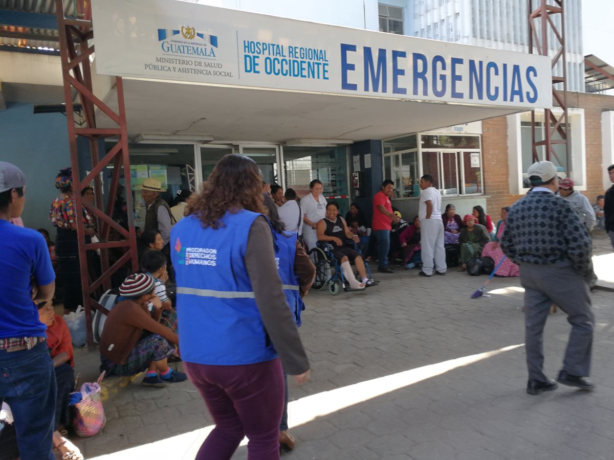 Trabajadores de una funeraria donan la caja para inhumar a la bebé que murió por hipotermia, afuera del Hospital Regional de Occidente, en la zona 8 de Quetzaltenango. (Foto Prensa Libre: Fred Rivera)