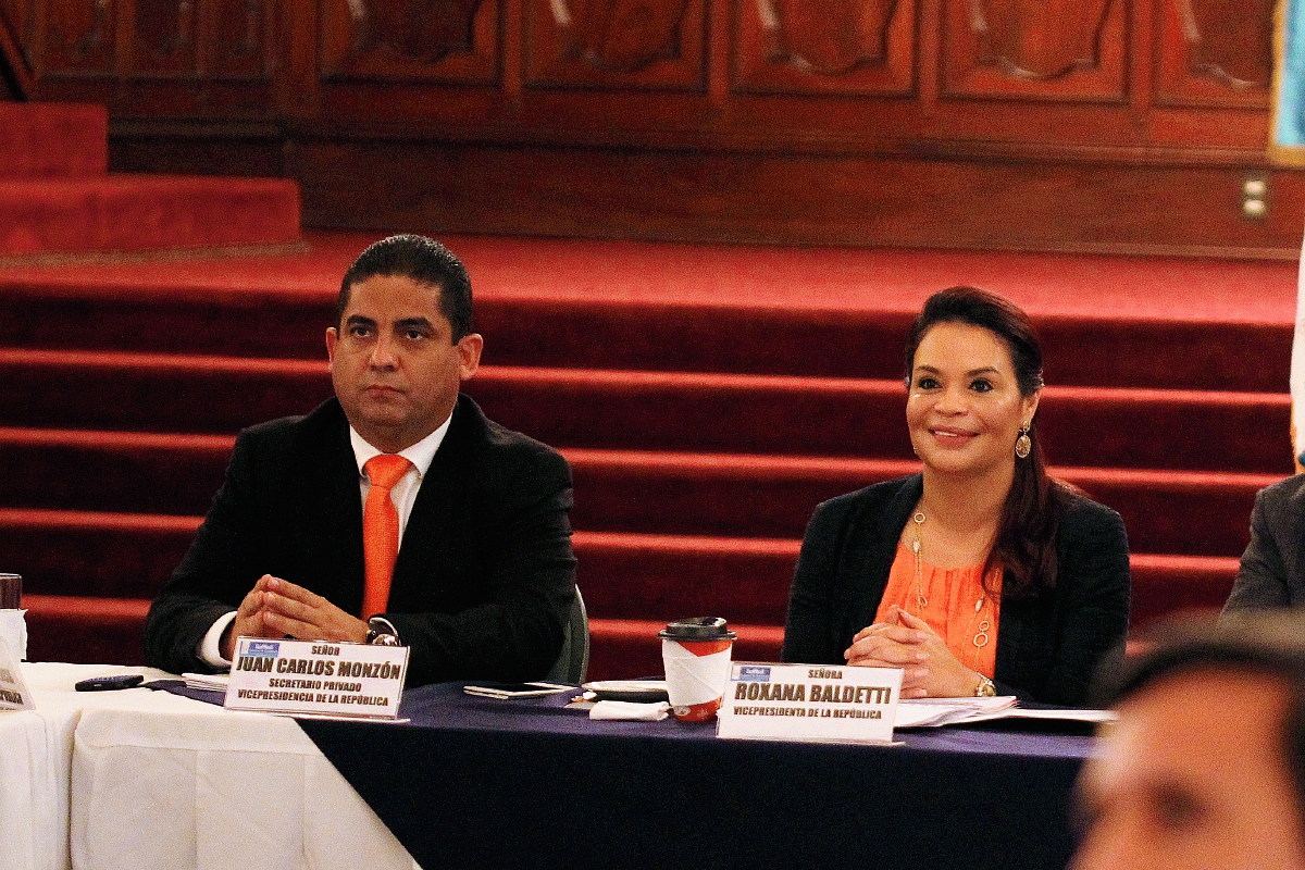 Juan Carlos Monzón Rojas, durante un acto público junto a la vicepresidenta Roxana Baldetti. (Foto Prensa Libre: Hemeroteca PL)