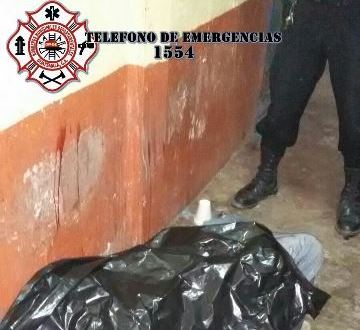 El cadáver de Aguilar Hernández quedó tendido dentro de una tienda. (Foto Prensa Libre: Asonbomd)