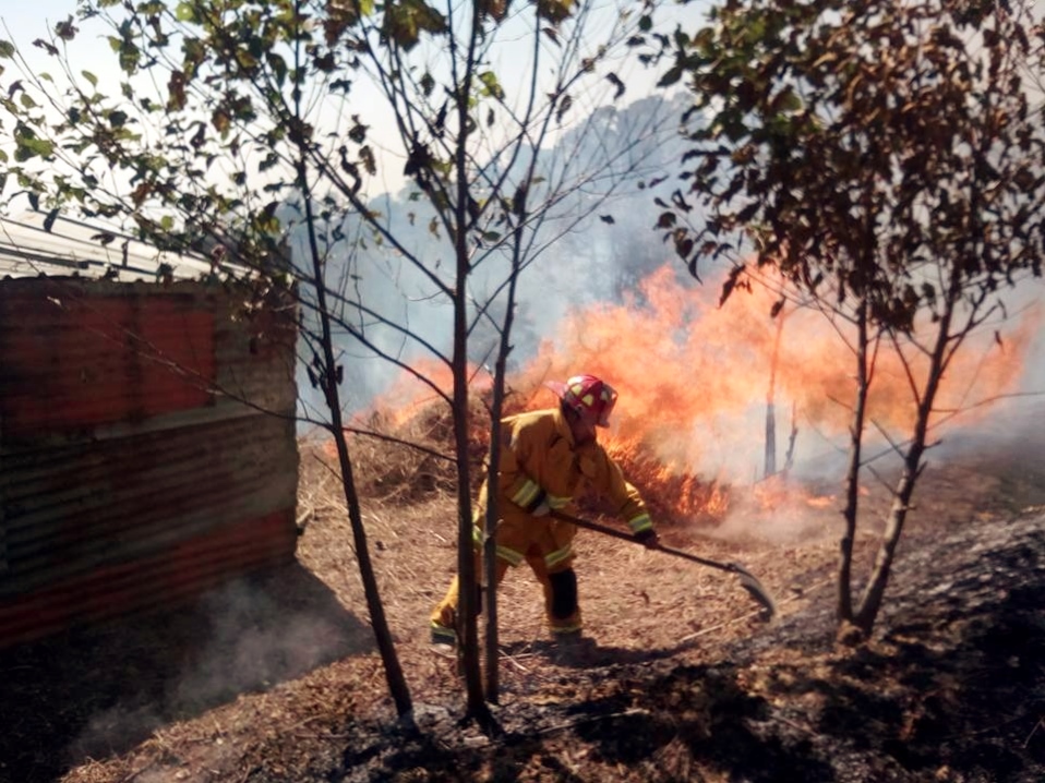 Bomberos intentan sofocar incendio en Pasanep Bajo, Sacapulas, Quiché. (Foto Prensa Libre: Óscar Figueroa)