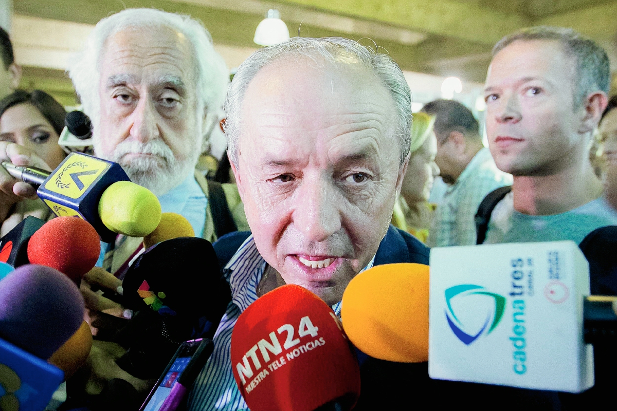 Dionisio García Carnero, senador español, saluda a la Prensa hoy a su llegada a Caracas. (Foto Prensa Libre: EFE).