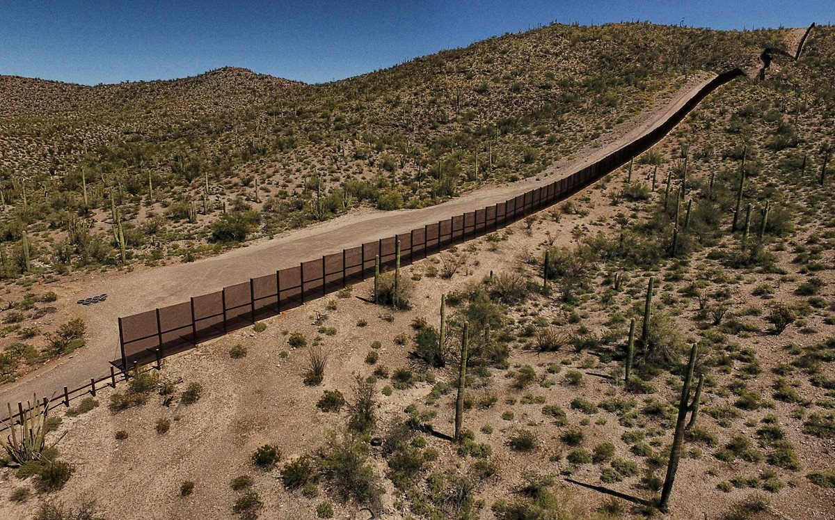 Vista de parte del muro en zona desértica de México, en Sonora. (Foto Prensa Libre: AFP)