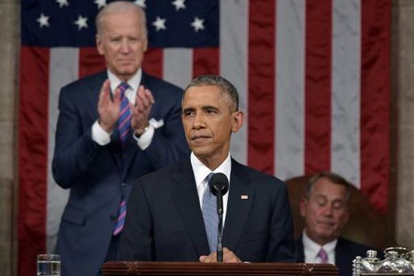 El vicepresidente de EEUU, Joe Biden, aplaude mientras el presidente, Barack Obama, en su  discurso sobre el Estado de la Unión. (Foto Prensa Libre: AFP)
