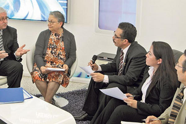 Francisco Bermúdez, viceministro técnico de Salud; Hilda Morales, procuradora adjunta de la PDH, y los periodistas Roberto Morales, Andrea Orozco e Isaac Ramírez, durante la entrevista.