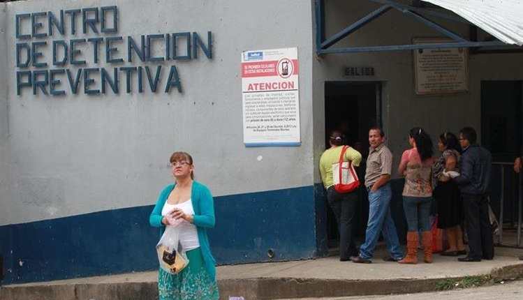 Pandilleros recluidos en el sector 11 del Preventivo de la zona 18 mantienen restricciones de visitas y encomiendas. (Foto Prensa Libre: Hemeroteca PL)