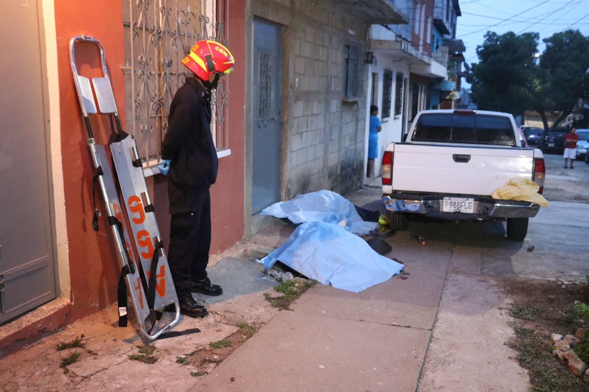 Una de las víctimas en el ataque armado en Villalobos I, no fue identificada. (Foto Prensa Libre:Bomberos Municipales).