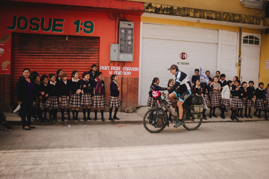 El francés Laurent Simon se encuentra en San Pedro Carchá, donde entregará, con el apoyo de Plan de Internacional, útiles escolares a las escuelas de Chizon, Chiqueleu y Tanchi. (Foto Prensa Libre: Eduardo Sam)