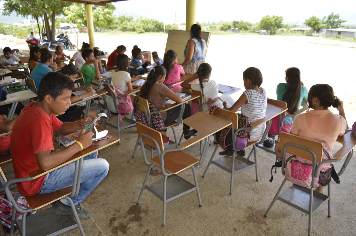 Unos 370 alumnos estudian en la escuela de Pueblo Modelo. (Foto Prensa Libre: Mario Morales)