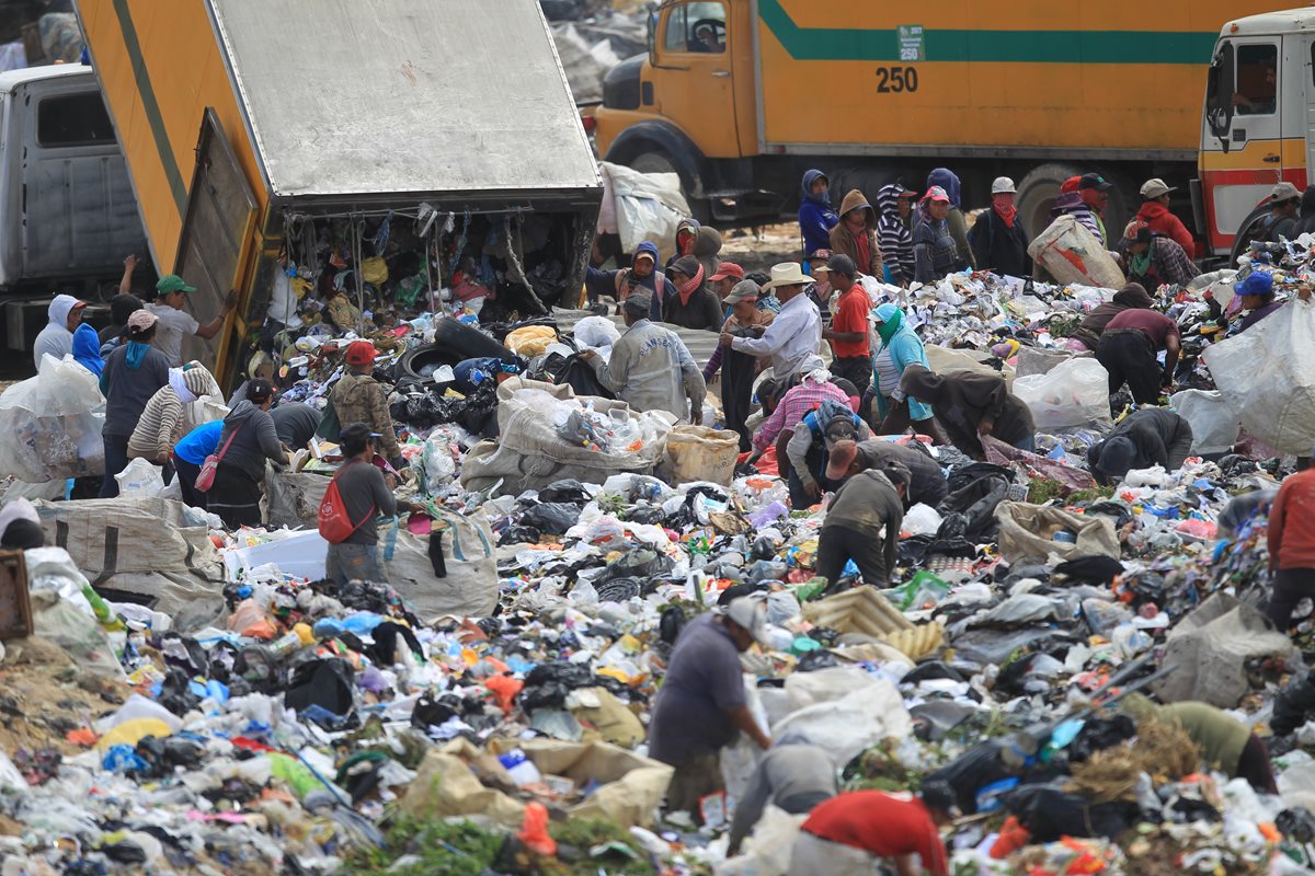 Más de 2 mil 500 toneladas de basura al día ingresan al vertedero de la zona 3. (Foto Prensa Libre: Hemeroteca PL)
