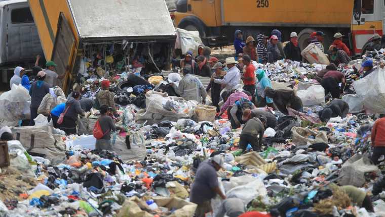Más de 2 mil 500 toneladas de basura al día ingresan al vertedero de la zona 3. (Foto Prensa Libre: Hemeroteca PL)