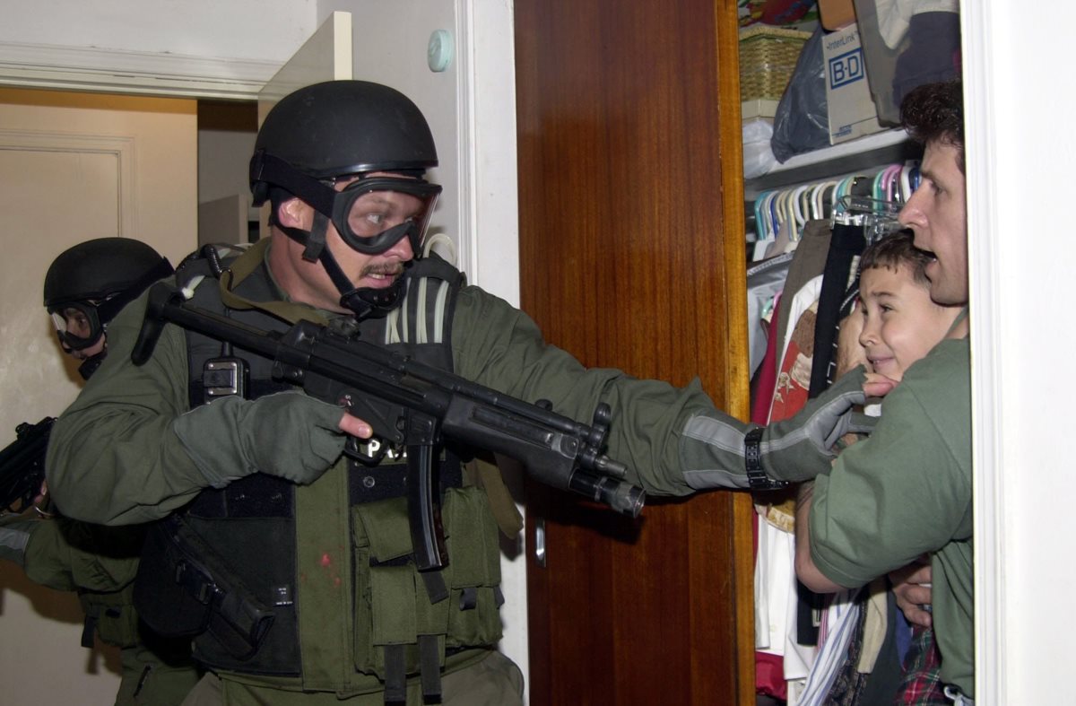 Momento en que un agente de inmigración de Estados Unidos encuentra a Elián González escondido en un armario. La foto causó polémica por la presunta brutalidad de la operación. (Foto: AP)