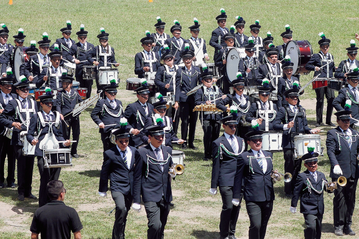 Una de las bandas de guerra, durante su participación en el primer concurso de este tipo que se desarrolló en Panajachel, Sololá. (Foto Prensa Libre: Ángel Julajuj)