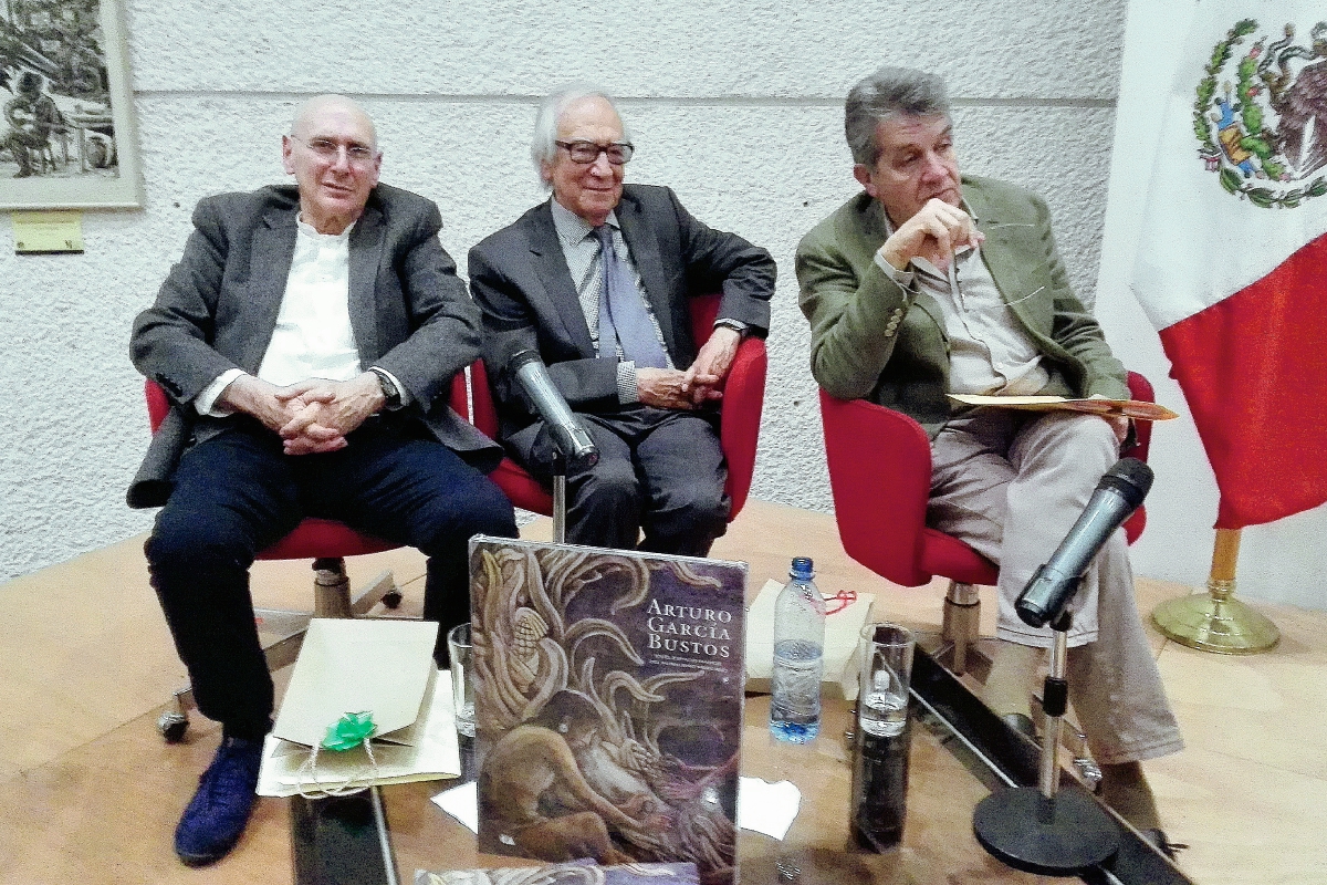 Se presentó el libro En el espacio mágico del muralismo mexicano, con la presencia de Arnoldo Coen, Arturo García y Antonio Prado. (Foto Prensa Libre: Edwin Castro)