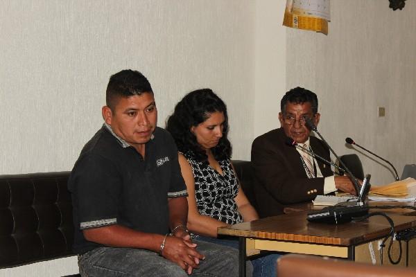 Pedro Quib y María Hercilia Pineda, condenados por homicidio y parricidio, junto a su abogado, en el Tribunal de Sentencia de Santa Rosa.