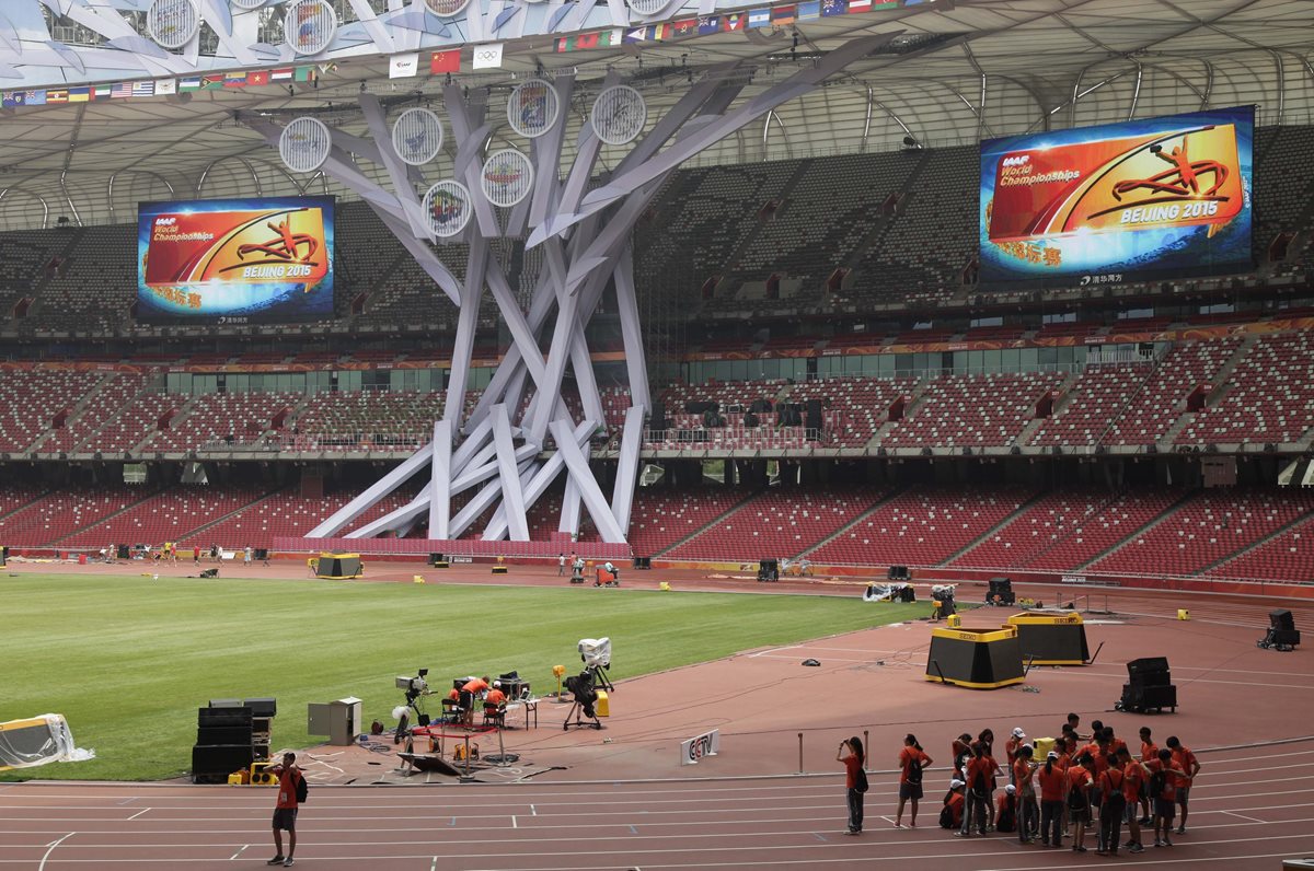El Estadio Nacional De Pekín se prepara para los próximos Campeonatos del Mundo de atletismo. (Foto Prensa Libre: EFE)