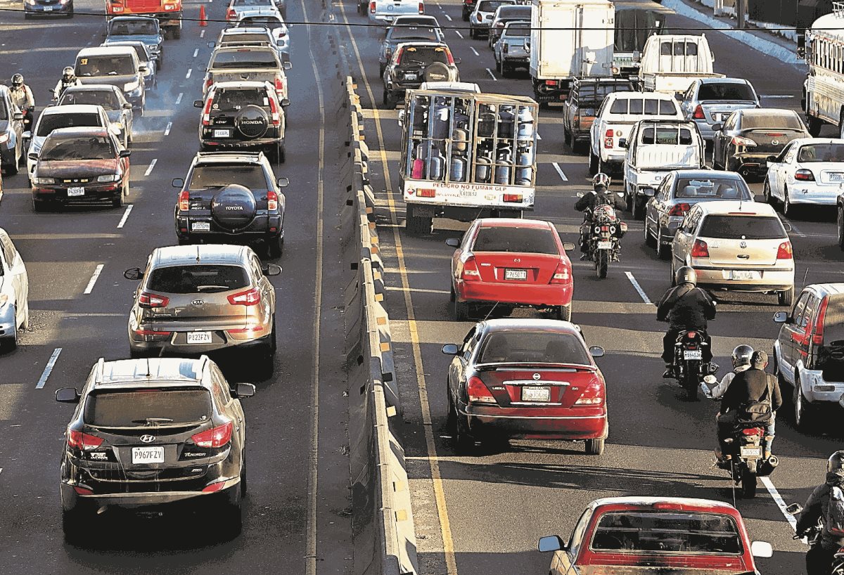 La circulación de vehículos será complicada en la ciudad, principalmente en horas de la tarde. (Foto Prensa Libre: Hemeroteca PL)