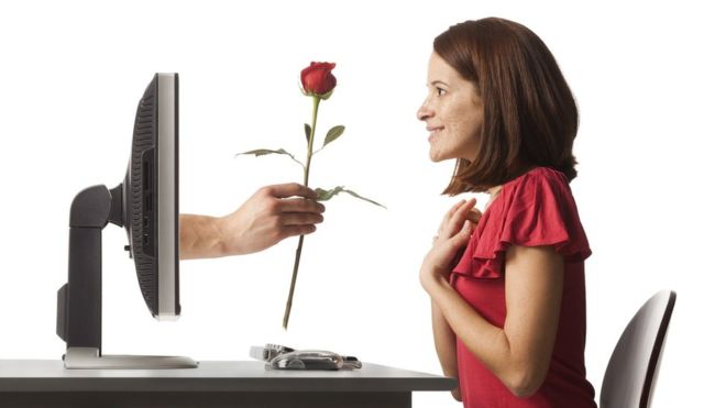 Desconfía: si algo parece demasiado bueno para ser real, probablemente lo sea. Al menos, en el mundo de las citas online. RUBBERBALL/MIKE KEMP/GETTY IMAGES