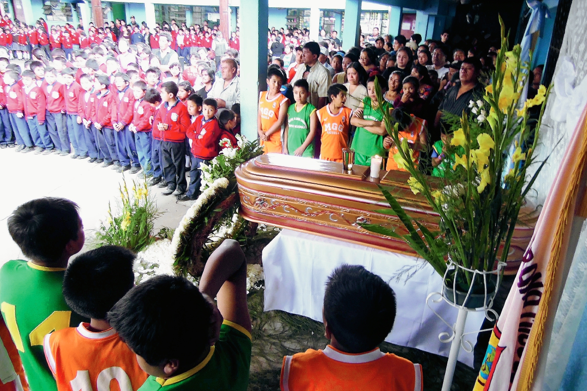 Alumnos y  autoridades de la escuela Miguel García Granados, en Tecpán Guatemala, Chimaltenango, realizan homenaje póstumo a Adriana Martínez. (Foto Prensa Libre: José Rosales)