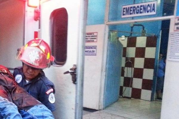 El piloto de un microbús fue abatido a balazos en un sector de Coatepeque, Quetzaltenango. (Foto Prensa Libre: Alexander Coyoy)<br _mce_bogus="1"/>