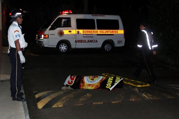El cadáver de Luis Alfredo Car Burrión, quien murió por heridas de arma cortante, quedó tendido en una de las calles de la colonia San Juan de Dios. (Foto Prensa Libre: Víctor Chamalé).