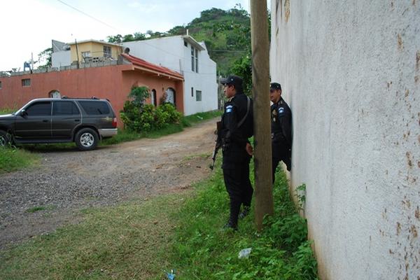Policías rastrean área de El Progreso, Jutiapa, para buscar a secuestradores. (Foto Prensa Libre: Óscar González)