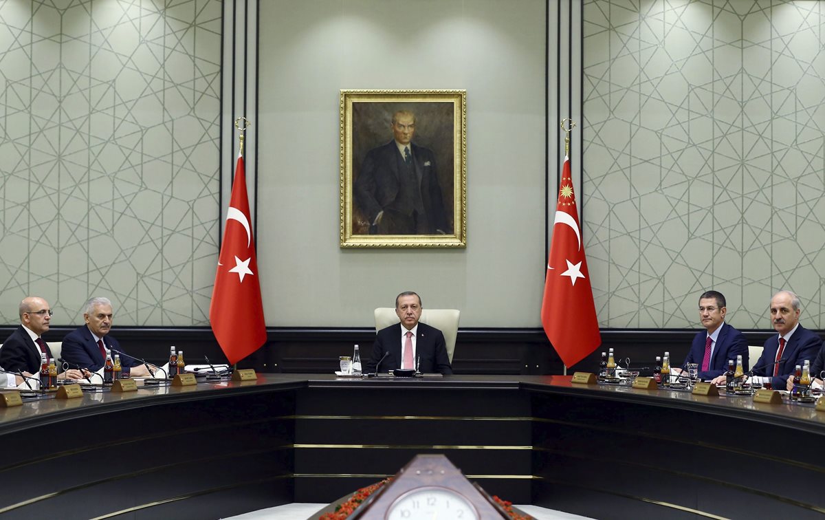 El presidente Recep Tayyip Erdogan (centro), durante la reunión de gabinete de seguridad en Ankara. (Foto Prensa Libre: EFE).