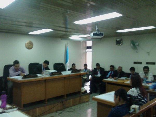 Los sindicados durante la audiencia de primera declaración ante el juez José Eduardo Cojulum. (Foto Prensa Libre: MP)