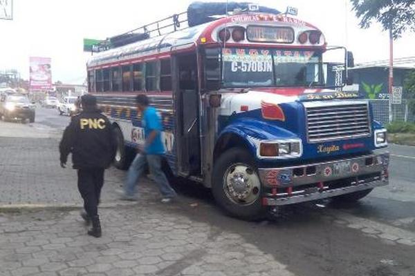 Dos hombres que se desplazaban en una motocicleta dispararon en contra del bus de los transportes Xoyita en Chimaltenango. (Foto Prensa Libre: Víctor Chamalé).