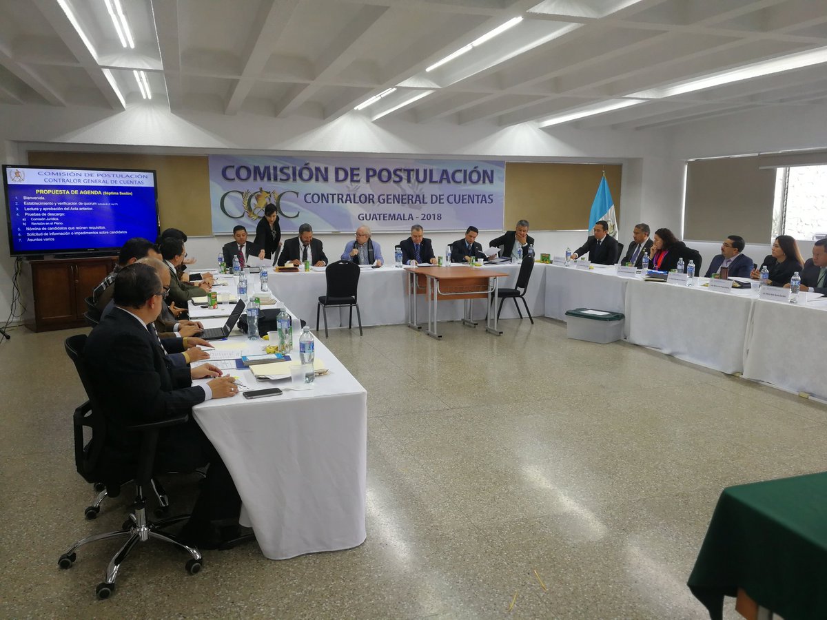 La Comisión de Postulación para Contralor General de Cuentas sesiona en la Universidad Mesoamericana. (Foto Prensa Libre: Kenneth Monzón)