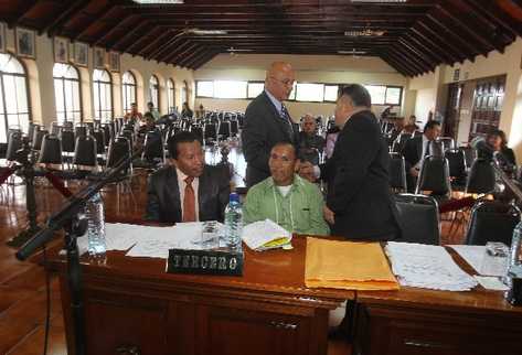 Danilo Rodríguez, abogado de Ríos Montt, saluda a Héctor Reyes, representante de Caldh, antes de la vista pública en la CC.