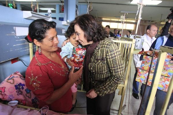 Sandra Torres entrega regalos a niños internados en Pediatría del San Juan de Dios.