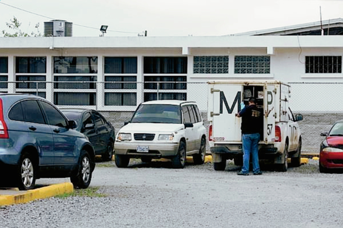 Personal del Ministerio Público llega a la agencia bancaria, luego del asalto ocurrido en marzo recién pasado, en Morales, Izabal. (Foto Prensa Libre: Archivo)