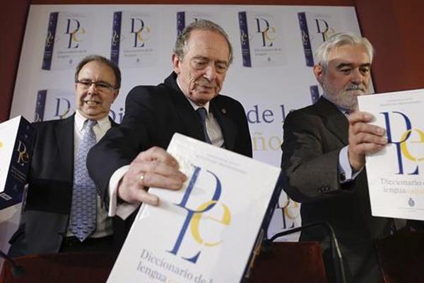 Miembros de la Real Academia Española presentan nueva edición de su diccionario (Foto Prensa Libre: EFE).