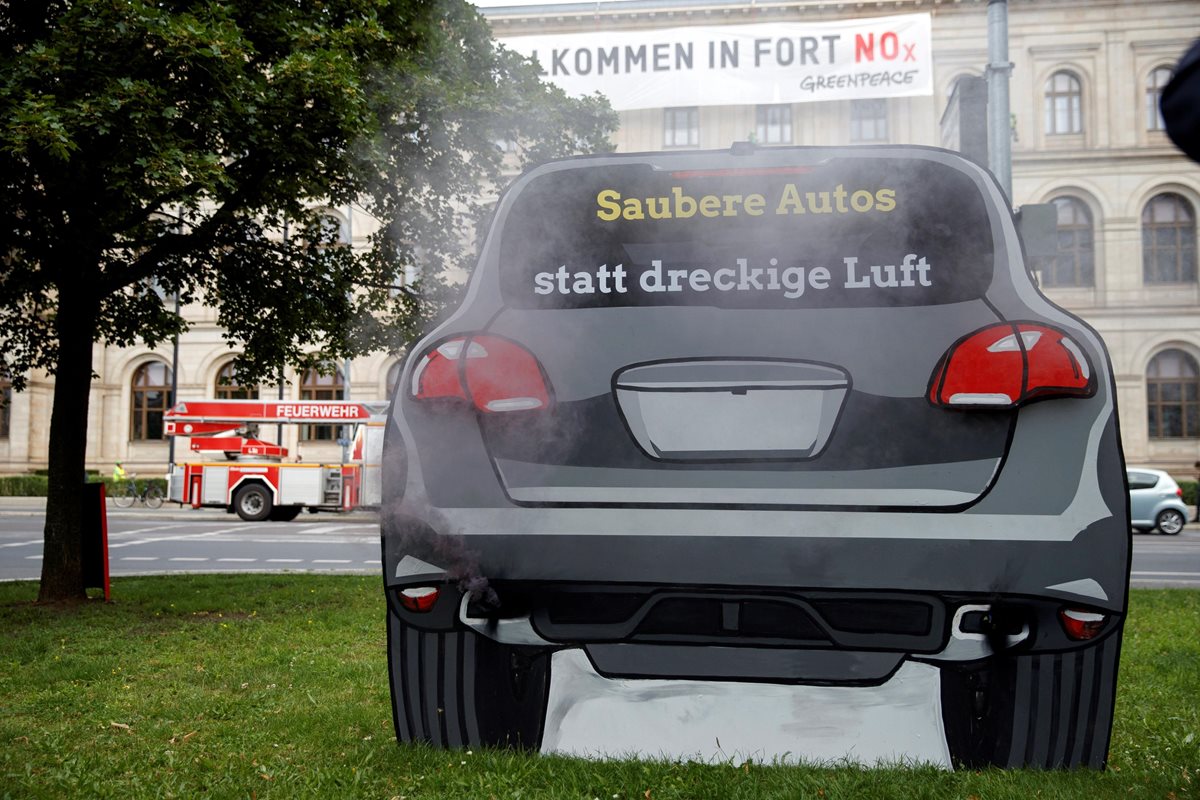 Fotografía de archivo tomada el 2 de agosto de 2018 que muestra a manifestantes que protestan en contra de las emisiones diesel ante el Ministerio de Transporte en Berlín (Alemania). (Foto Prensa Libre: EFE)