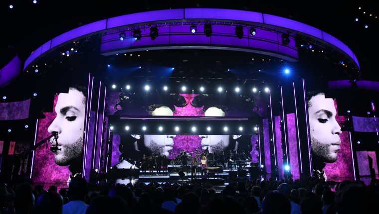 Artistas recordaron el talento de Prince, en los Premios BET. (Foto Prensa Libre: AP)