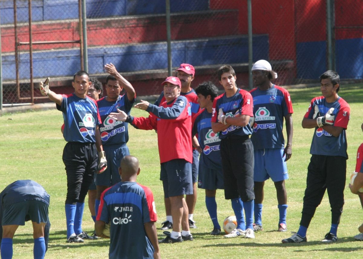 Horacio Cordero da instrucciones durante un entrenamiento en su época al mando de los rojos en 2008. (Foto Prensa Libre: Hemeroteca PL)