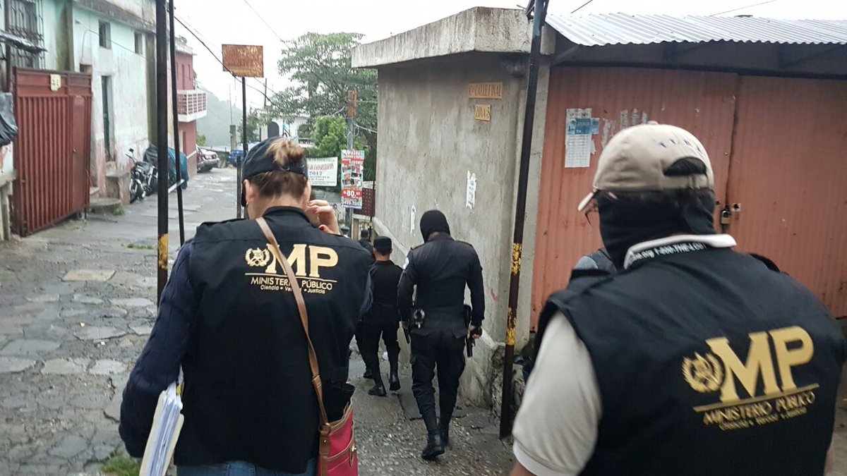 Fuerzas de seguridad recaban evidencias por caso de pornografía infantil. (Foto Prensa Libre: MP)