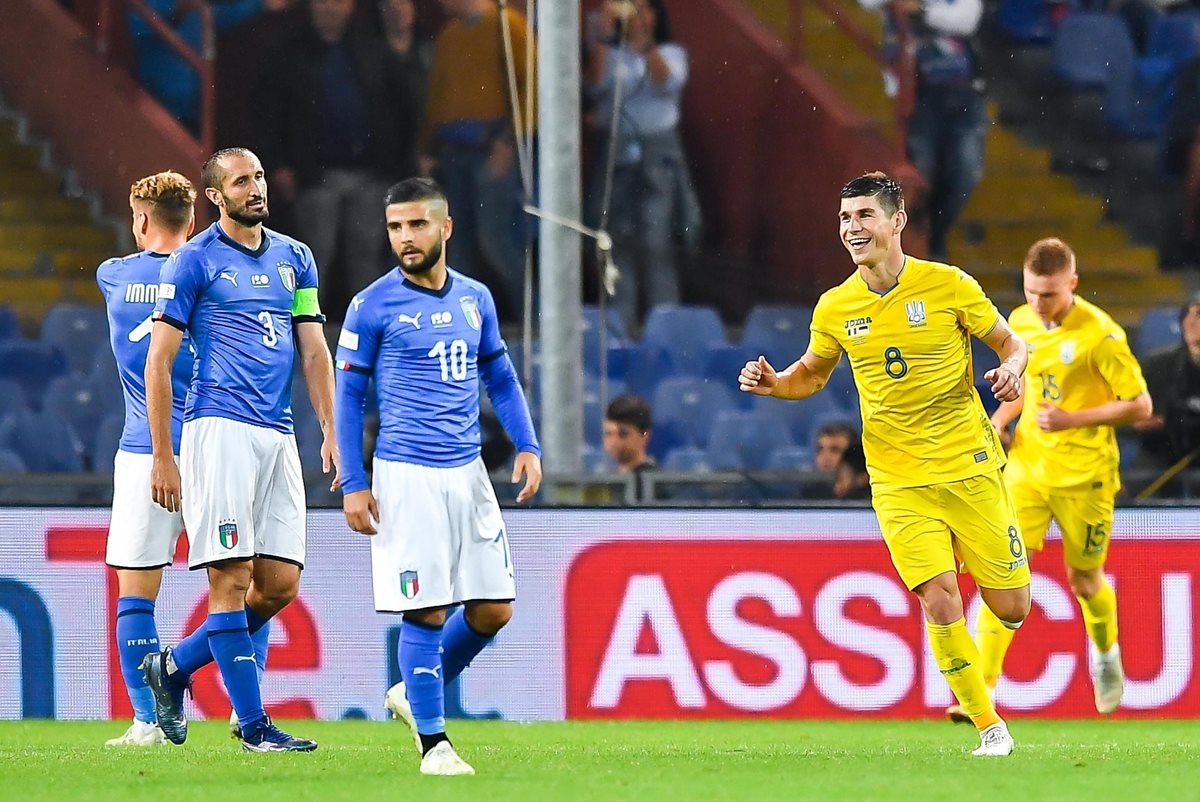 Los jugadores de Italia se lamentaron de encajar el gol del empate. (Foto Prensa Libre: EFE)
