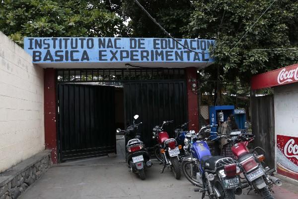 Entrada AL Instituto Nacional de Educación Básica Experimental, en Salamá, Baja Verapaz.