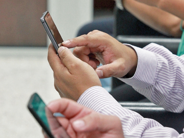 Compartir fotografía, videos o audios sexuales que vulneren la dignidad de una persona está tipificado como delito de violación a la intimidad sexual. (Foto Prensa Libre: Hemeroteca PL)