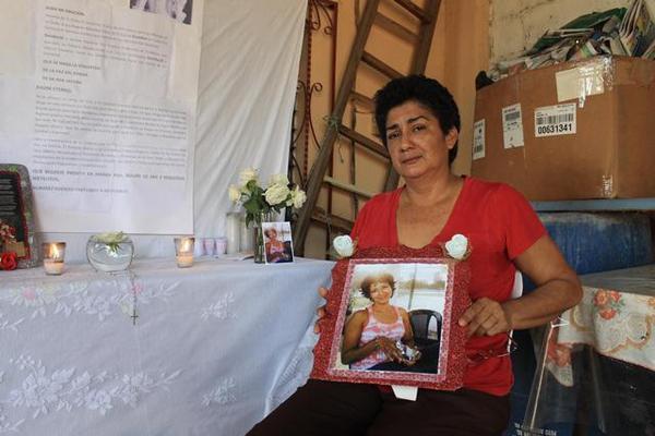 Alba Garrido  muestra la fotografía de su hija Jacoba Arévalo, quien desapareció el 16 de febrero. (Foto Prensa Libre: Enrique Paredes)